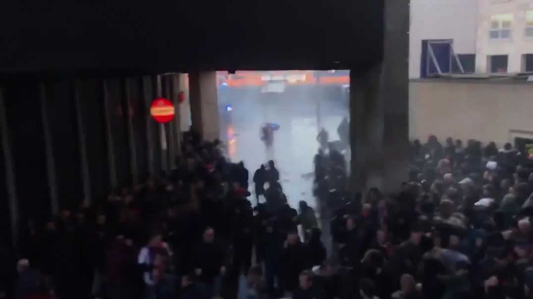 ⁣Kaosi para ndeshjes Ajaks-Juventus, përleshje mes tifozëve dhe policisë
