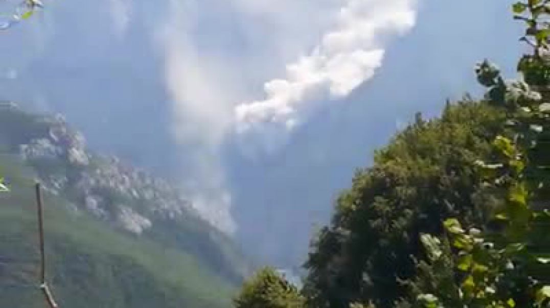 ⁣Sot në mesditë është shkëputur maja e një mali në fshatin Mërtur të Tropojës.