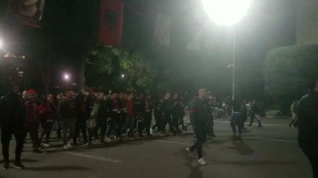 ⁣Një flamur kombëtar për çdo tifoz, “Kuqezinjtë” nisin festën që në rrugë