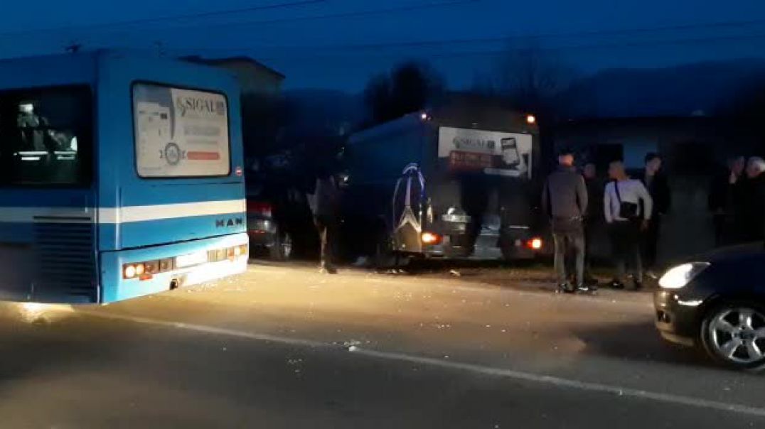 ⁣Aksident i trefishtë, 7 të plagosur në rrugën Tiranë-Fushë Krujë, disa në gjendje të rëndë