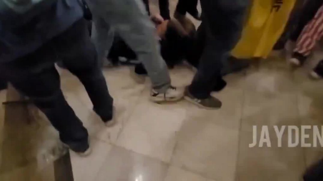 ⁣Momenti kur policia qëllon për vdekje protestuesen brenda Capitol (Pamje të rënda)