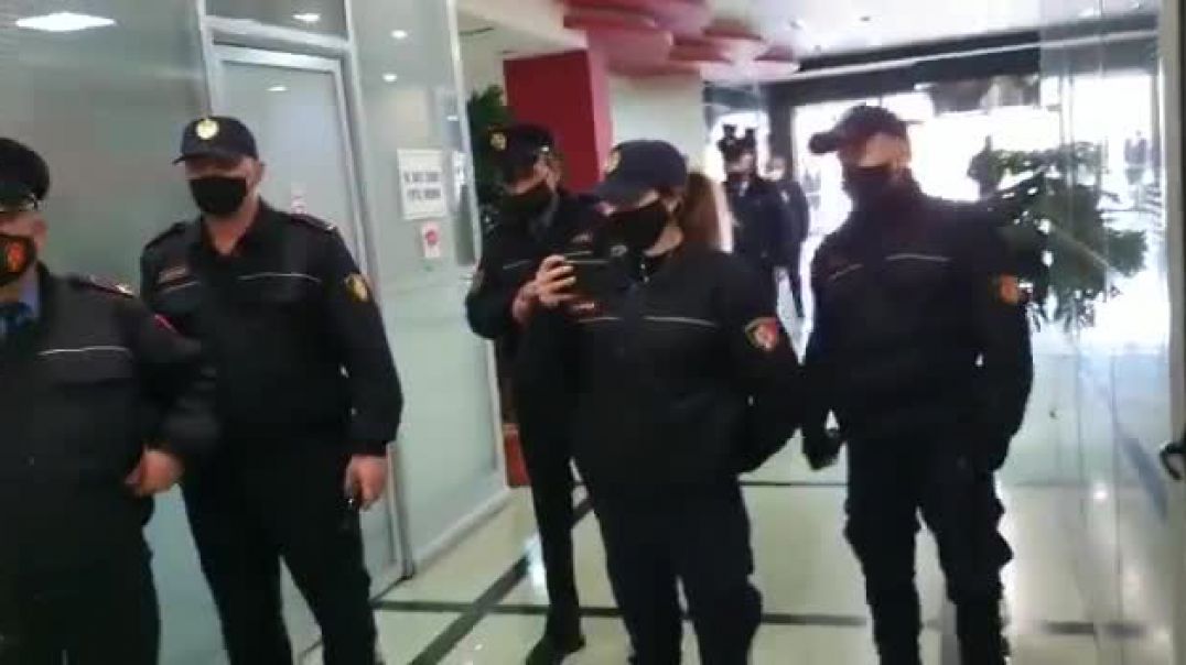 ⁣⁣Policia i shfaqet në takim, Kryemadhi: Mos u bëni ushtarë të Taulantit