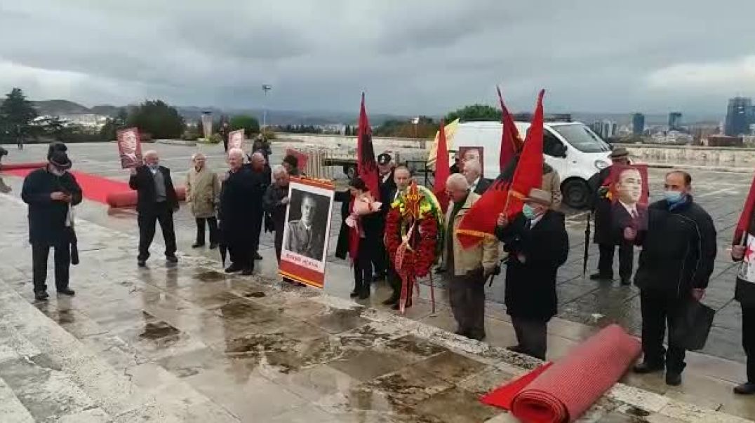 ⁣Ithtarët e komunizmit përkujtojnë 77-vjetorin e Çlirimit në Varrezat e Dëshmorëve