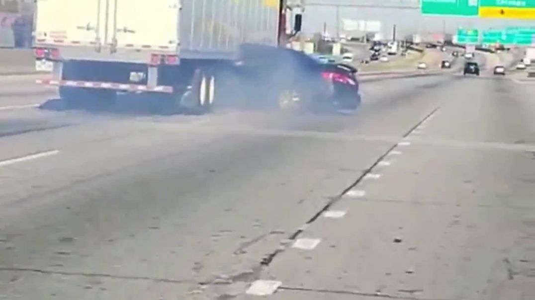 ⁣Pamje dramatike në SHBA, kamioni tërheq zvarrë makinën në autostradë