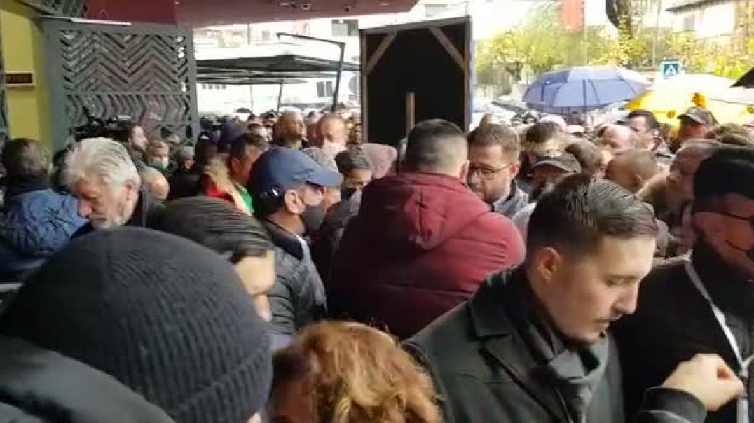 ⁣Delegatët e Sali Berishës “skanohen” në hyrje të stadiumit