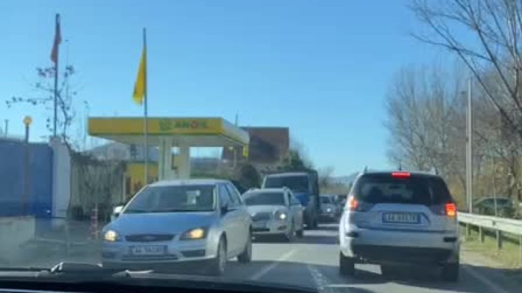 ⁣Bllokohet qarkullimi i automjeteve nga Vaqarri drejt Tiranës