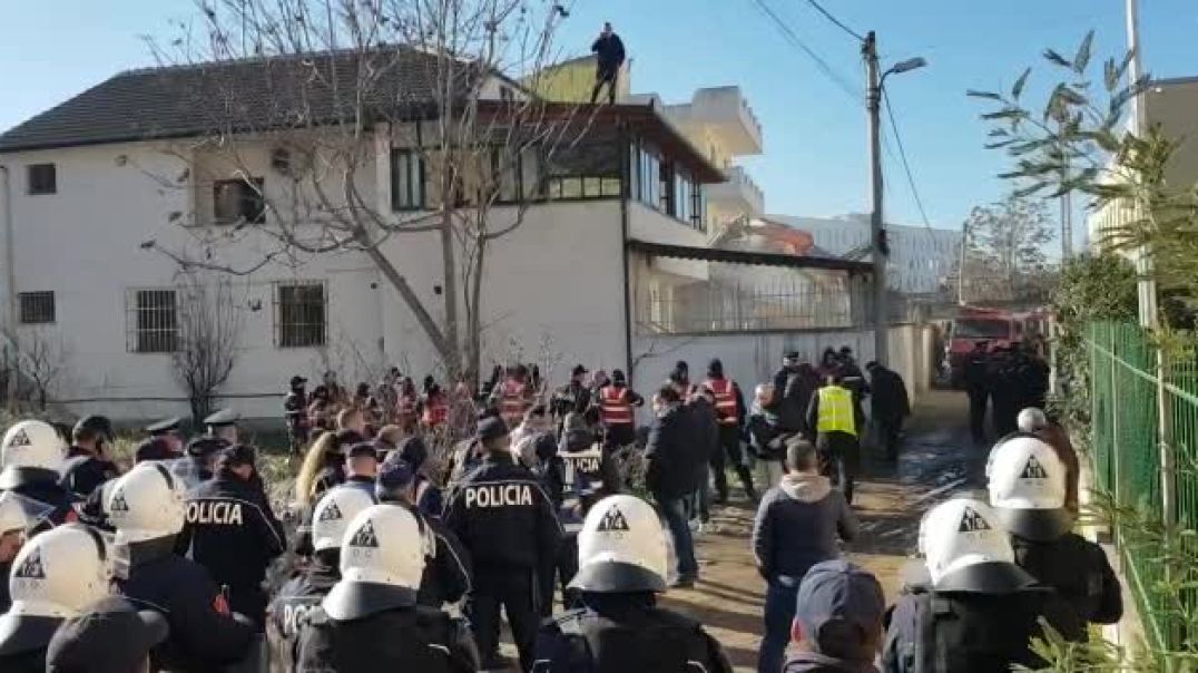 ⁣Policia në pritje të daljes së banorëve te “5 Maji” nga banesat