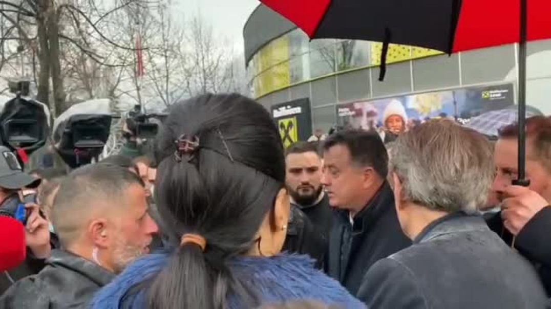 ⁣Berisha diskuton me mbështetësit e tij për vijimin e protestës