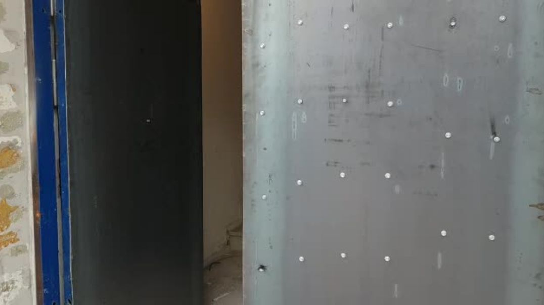 ⁣Dera e re e blinduar në PD në hyrjen anësore