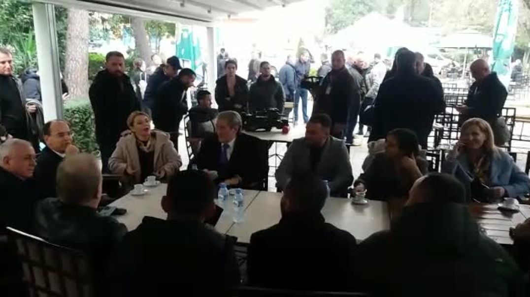 ⁣Sali Berisha ulet në lokalin e PD dhe fton gazetarët për kafe