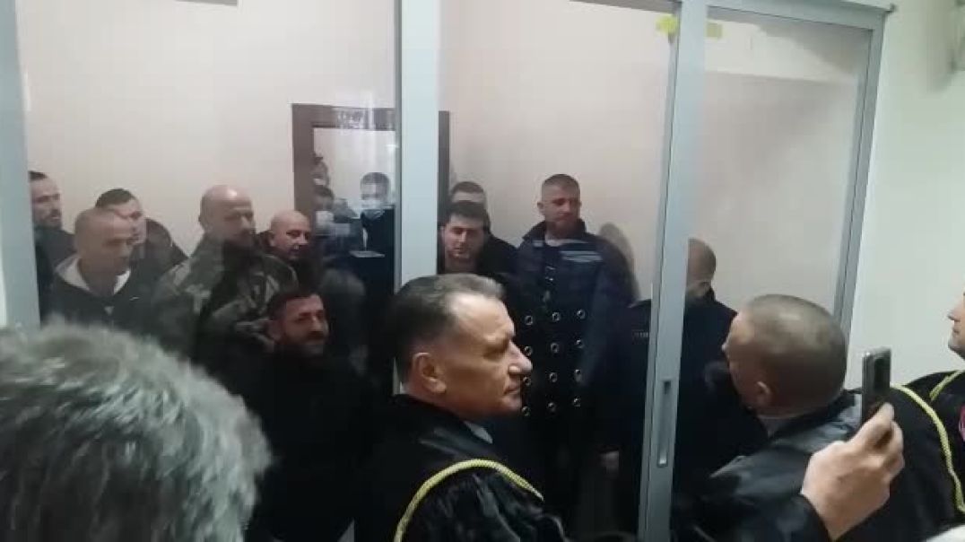 ⁣Protestuesit e PD me deputetët e grupit të Berishës në gjykatë