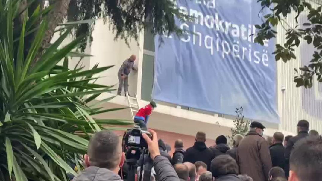 ⁣Protestuesit pro-Berishës ngjiten në katin e dytë të selisë