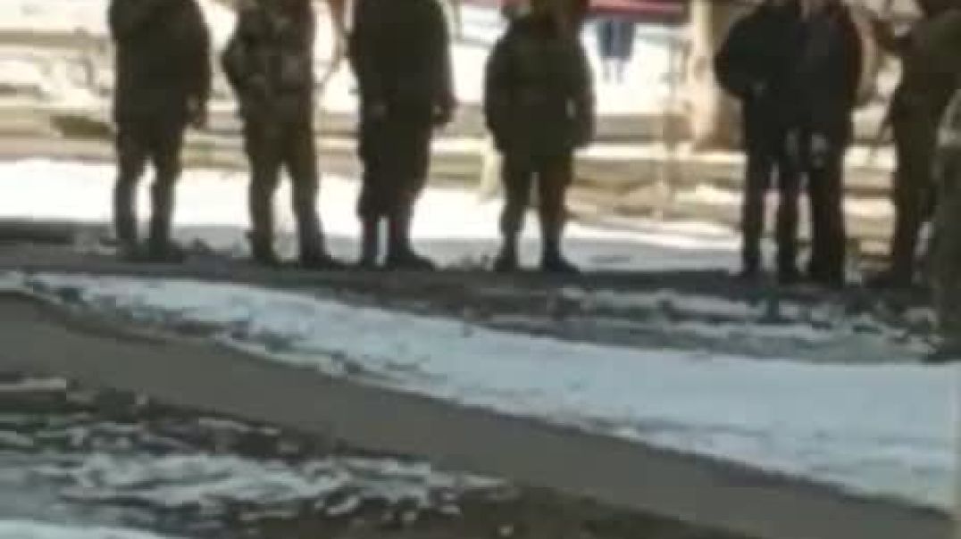 Ushtarë rusë u dorëzohen atyre ukrainas në Kharkov