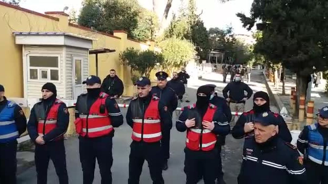 ⁣Banorët e “5 Majit” protestë para ambasadës amerikane në Tiranë