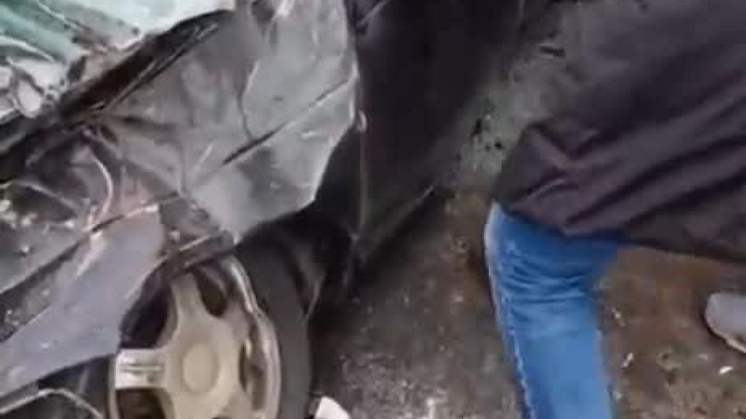 ⁣Një ukrainas i ngecur në makinë pas përplasjes nga tanku rus (2)