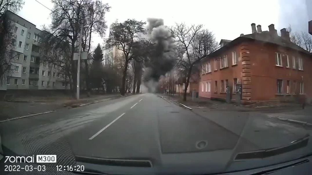 ⁣Një ukrainas në makinë i shpëton për mrekulli goditjes me predhë