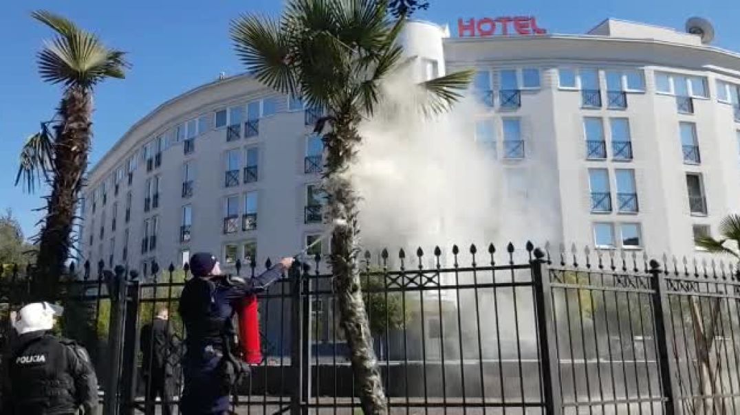 Policia shuan zjarrin te një nga palmat pranë kryeministrisë