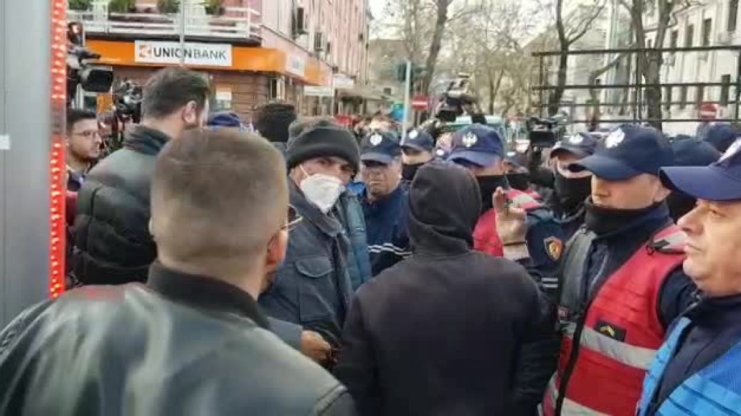 ⁣Protestuesit konfrontohen me policinë pranë Gjykatës së Lartë
