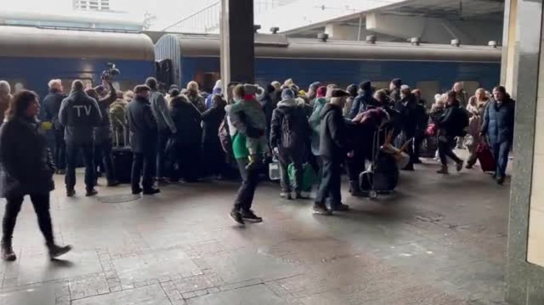 ⁣Në metronë e Kievit bien sirenat para sulmit ushtarak rus