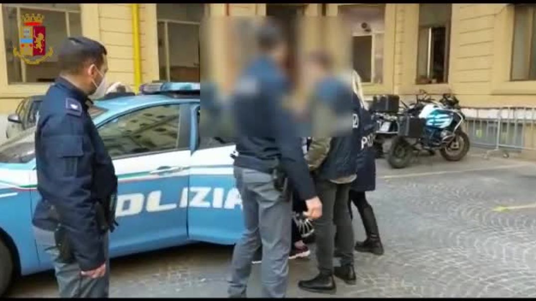 ⁣Momenti i arrestimit të këngëtares Elsa Lila në Romë të Italisë