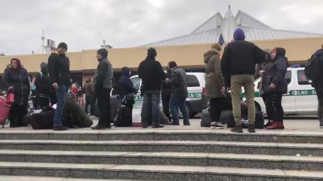 Qytetarë ukrainas duke hyrë në Poloni