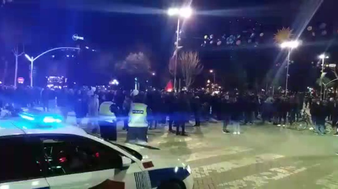 ⁣Policia monitoron protestën në Tiranë, makinat mbeten në radhë
