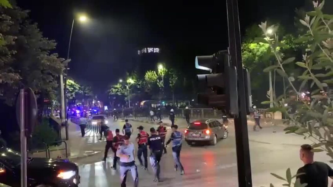 ⁣Përleshja mes policisë dhe huliganëve në rrugët e Tiranës
