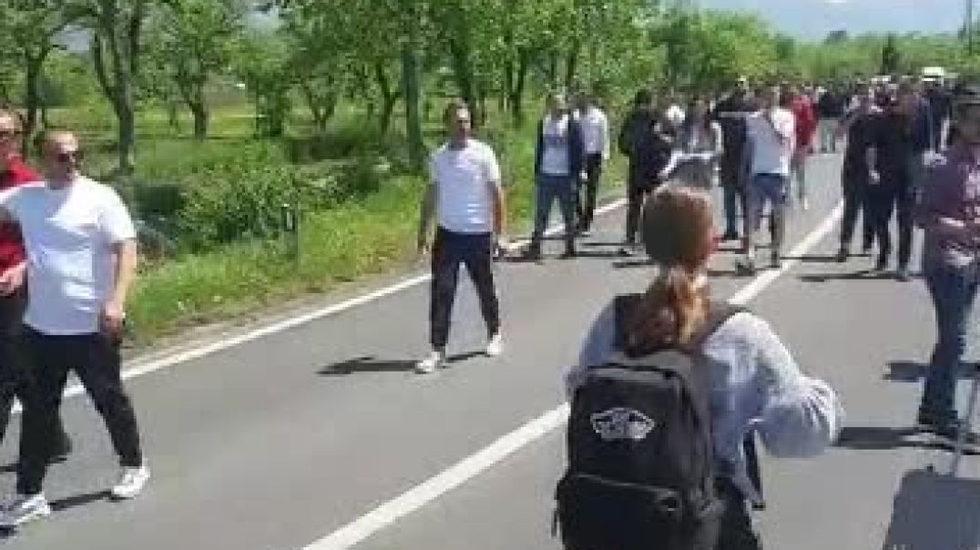 ⁣Protesta në Rinas, udhëtarët lënë mjetet dhe nisen në këmbë drejt aeroportit