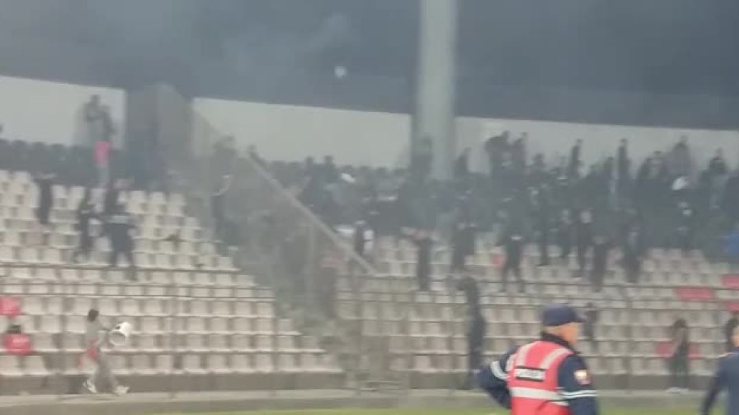Përleshje mes tifozëve të Tiranës dhe Partizanit pas derbit në “Elbasan Arena”