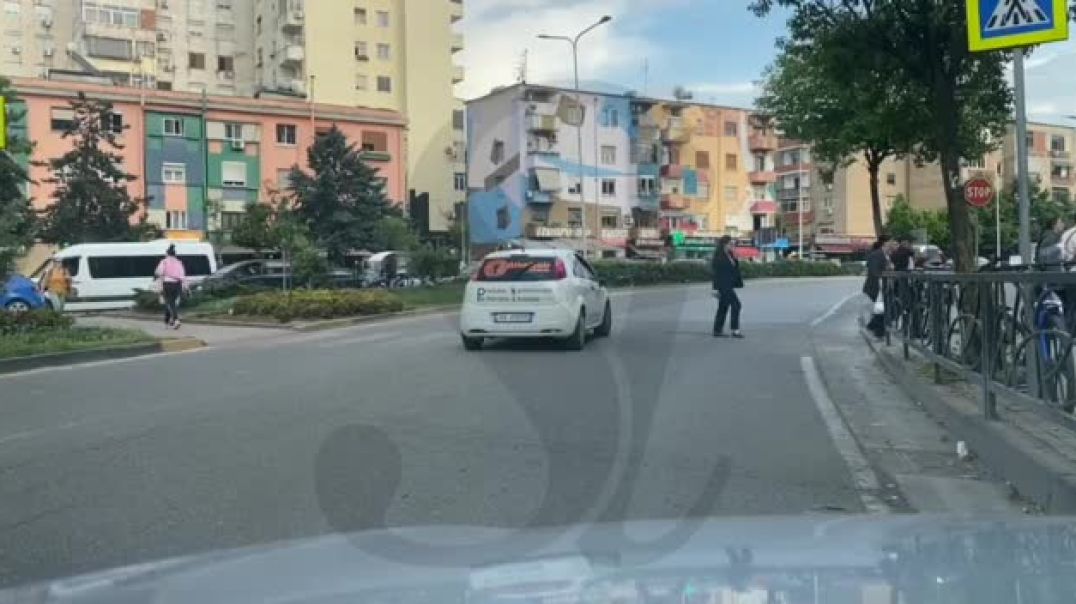 ⁣Tiranë, në vijat e bardha të këmbësorëve kalojnë njëherazi edhe automjetet