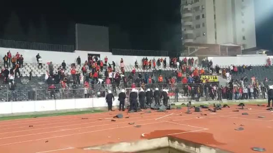 ⁣Tifozët e Partizanit shkulin stolat e stadiumit dhe shkaktojnë trazira