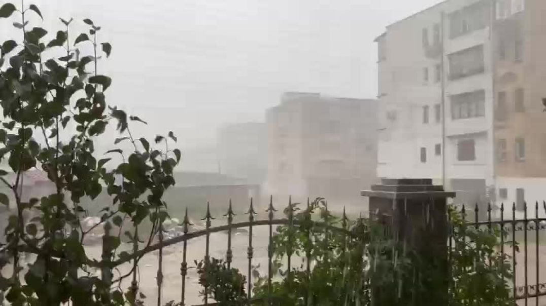 ⁣Reshje të dendura shiu në Korçë, ndërsa Tirana dhe qytetet e tjera përvëlohen nga vapa