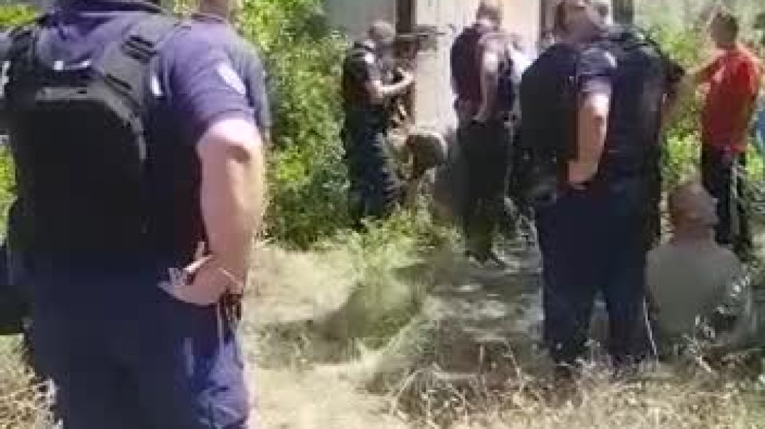 ⁣Me veshje kamuflazhi, momenti i arrestimit të dy çekëve në uzinën ushtarake të Poliçanit në Berat