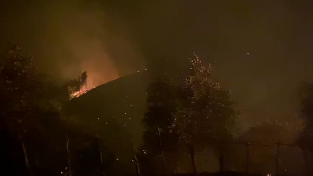 ⁣Vatër e madhe zjarri në Nikël të Krujës, flakët rrezikojnë disa banesa