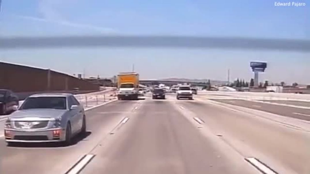 ⁣Kaliforni, momenti kur avioni i vogël merr flakë pas uljes në autostradë