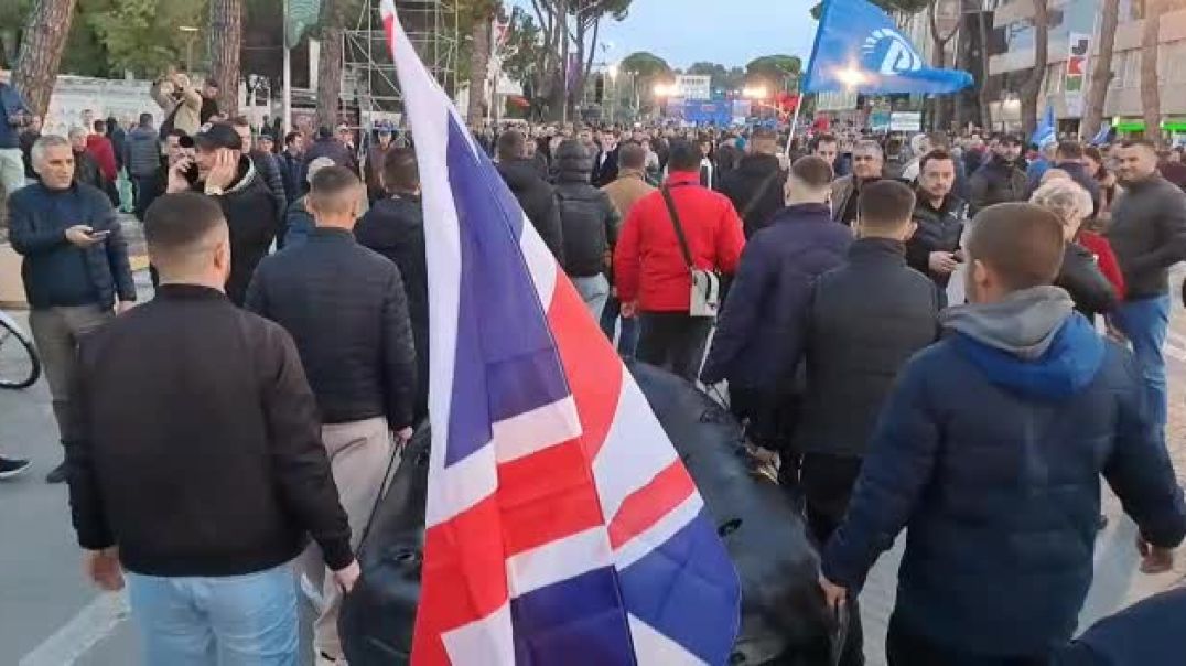 ⁣Simboli i protestës së opozitës, me gomonen e shqiptarëve të Anglisë te kryeministria!