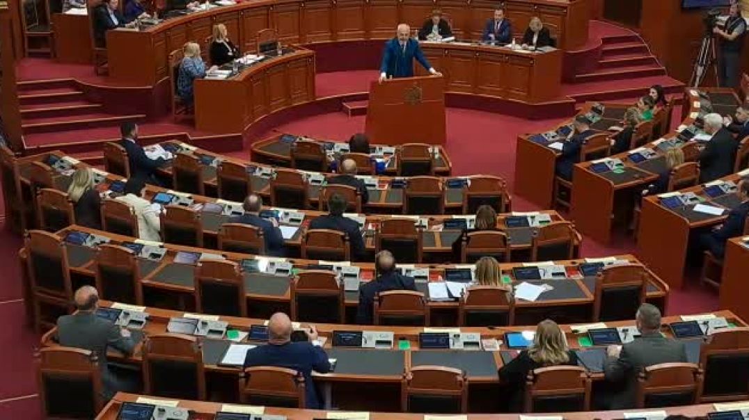⁣Kryeministri Edi Rama përplaset me deputetët e opozitës gjatë seancës në Kuvend