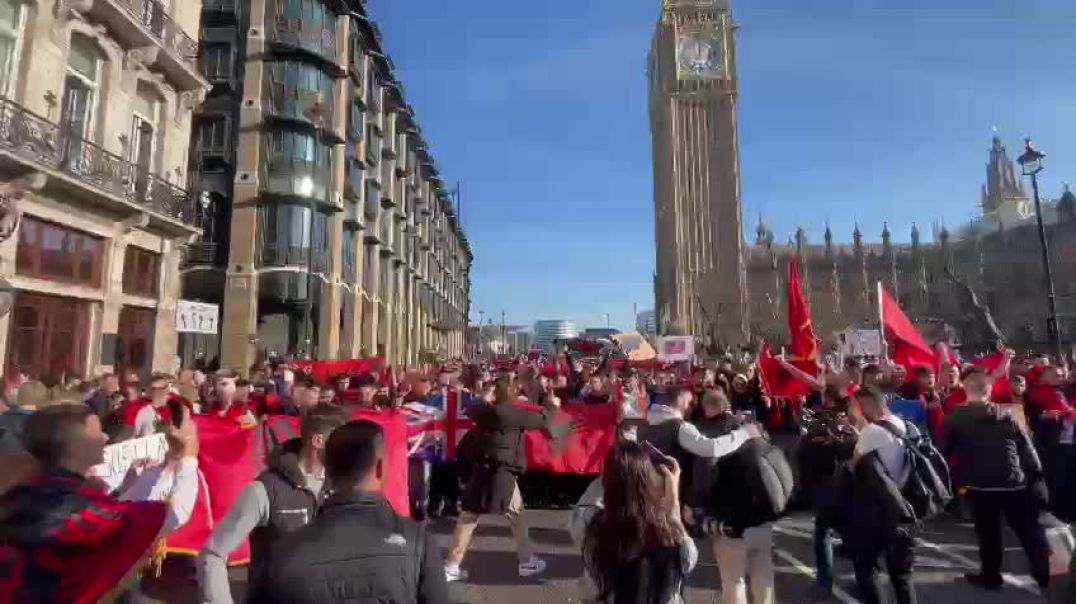 ⁣Protesta e shqiptarëve në Londër kundër deklaratave diskriminuese të autoriteteve britanike