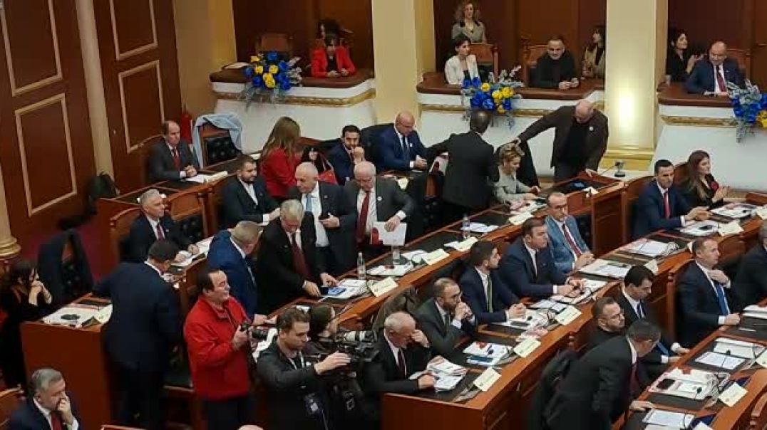 ⁣Berisha bojkoton fjalën e Ramës në Kuvend gjatë mbledhjes së përbashkët me Kosovën