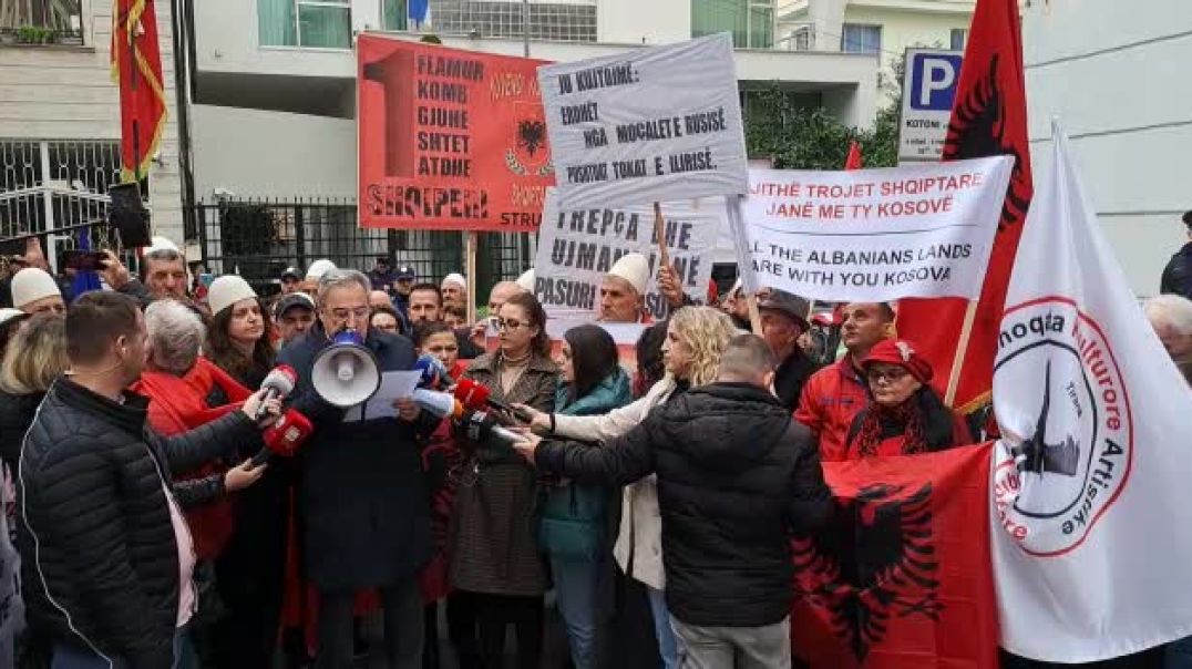 ⁣Tensionet në veri të Kosovës, protestë para ambasadës serbe në Tiranë