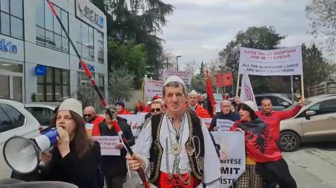 Shoqëria civile para ambasadës serbe në Tiranë në mbështetje të Kosovës