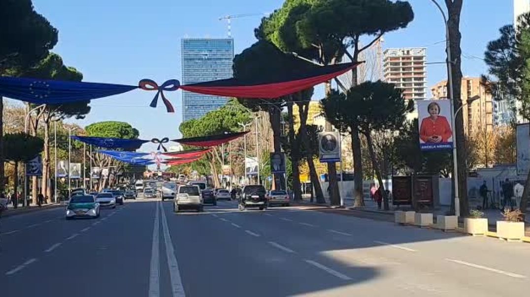 Tirana e zbukuruar me flamuj dhe portrete historike në pritje të samitit të BE