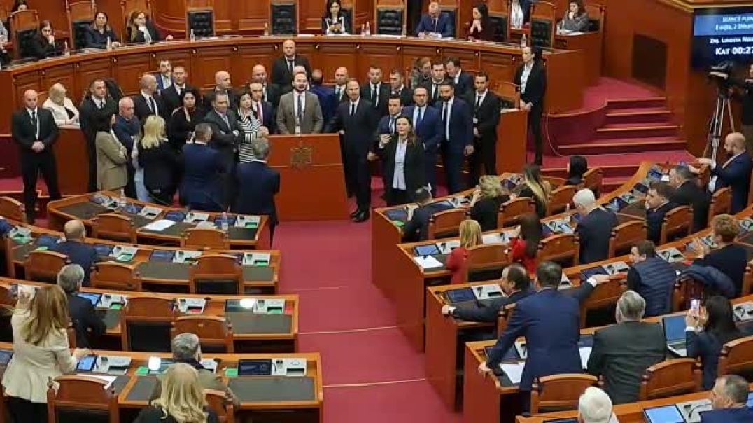 ⁣Deputeti Salianji dhe kolegët e tij demokratë bllokojnë foltoren në Kuvend në pritje të Ramës