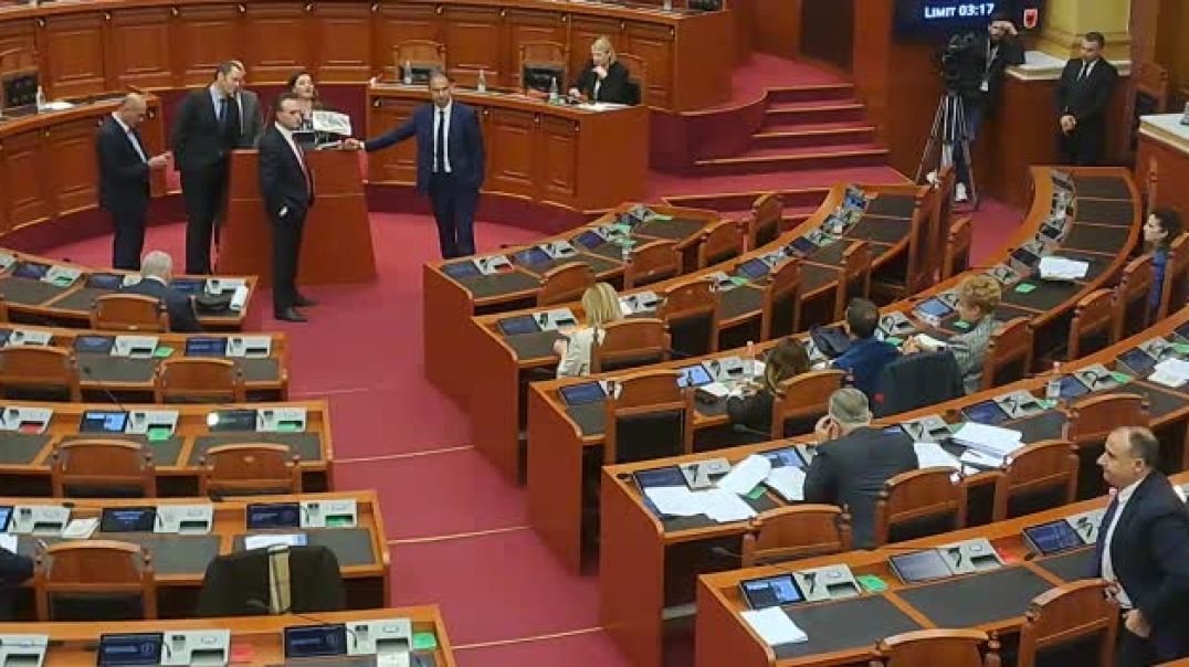 ⁣Deputetët e opozitës  në foltoren e Kuvendit, replikojnë me deputetin Erion Braçe