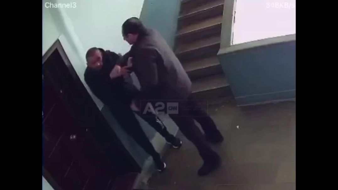 ⁣Oficeri i policisë dhunon të riun në Pogradec në ambientet e një pallati