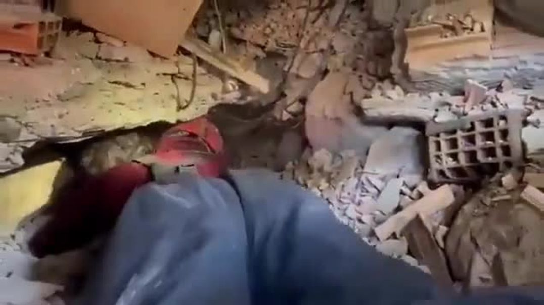 ⁣Ekipet e kërkim-shpëtimit në Turqi nxjerrin nga rrënojat një fëmijë pas 30 orësh