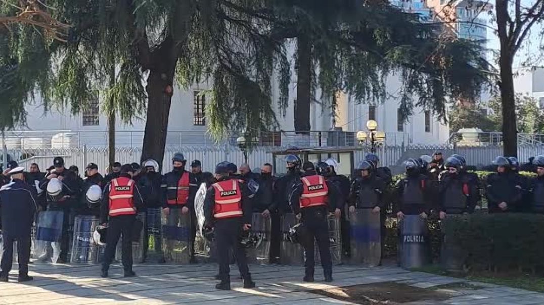 ⁣Forcat e Policisë dhe Gardës rrethojnë Parlamentin para protestës së opozitës