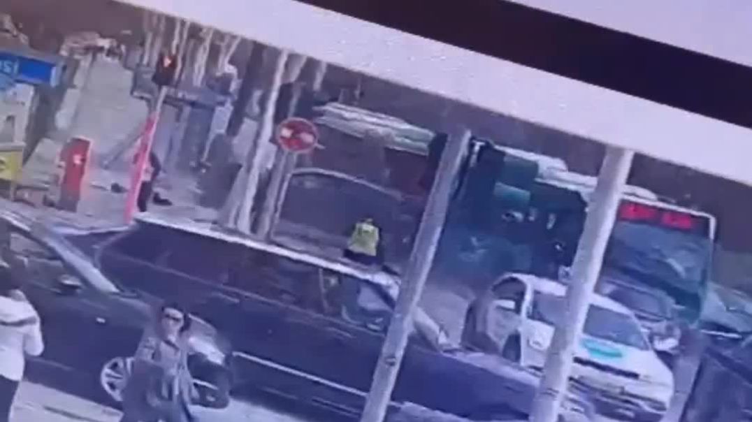 ⁣Pamjet e aksidentit në Tiranë, kur autobusi i Unazës merr përpara makinat e tjera