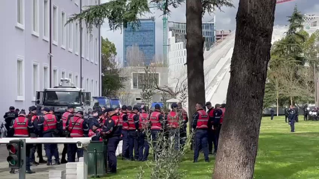 ⁣Focat e policisë pas kryeministrisë në pritje të protestës kombëtare  të opozitës