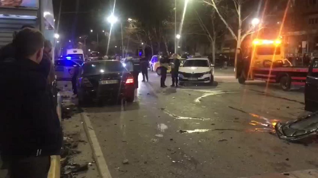 ⁣Pamje nga aksidenti i rëndë në rrugën “5 Maji” në Tiranë